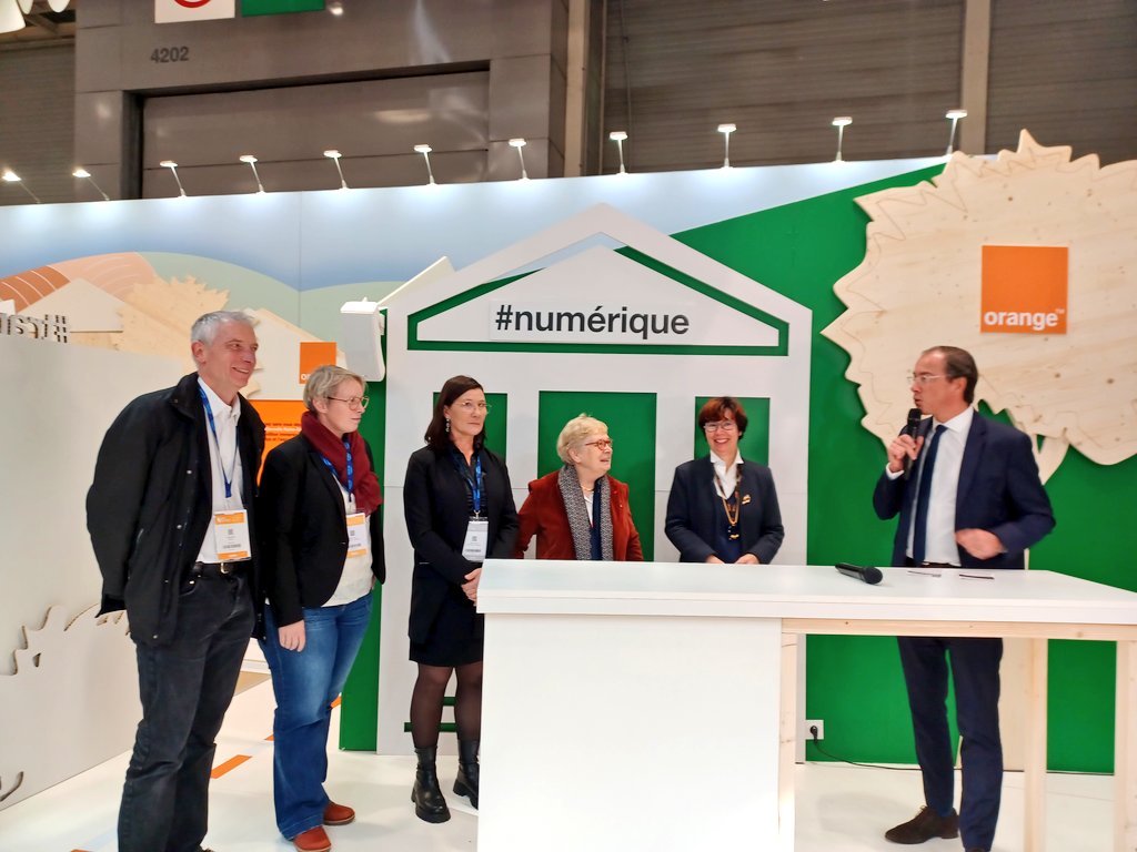 YvesRobinot's tweet photo. #usages du #Numérique en proximité avec le territoire @Departement54 
La Renardière à Mont sur Meurthe déploie des Ateliers avec @OrangeGrandEst .
Signature au Salon des Maires https://t.co/l8MBplDdaf