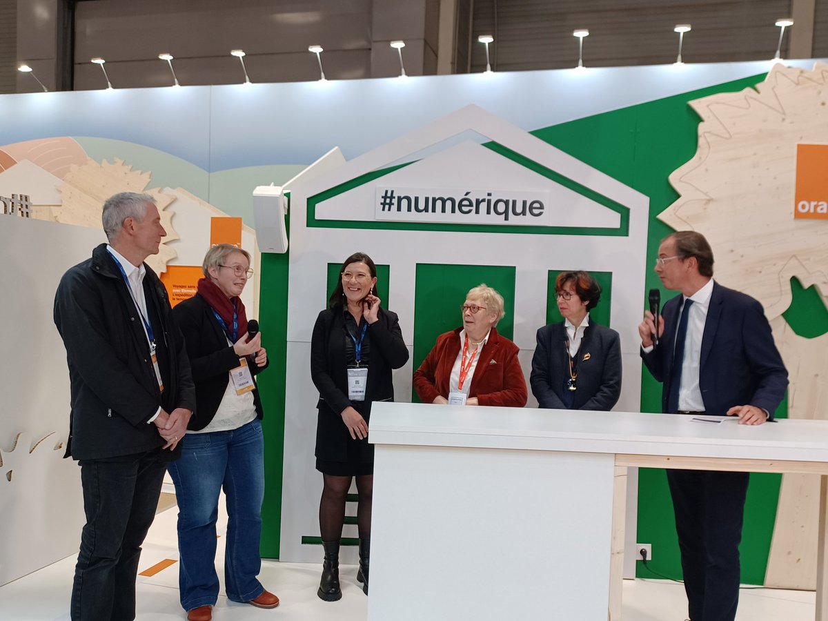 YvesRobinot's tweet photo. #usages du #Numérique en proximité avec le territoire @Departement54 
La Renardière à Mont sur Meurthe déploie des Ateliers avec @OrangeGrandEst .
Signature au Salon des Maires https://t.co/l8MBplDdaf