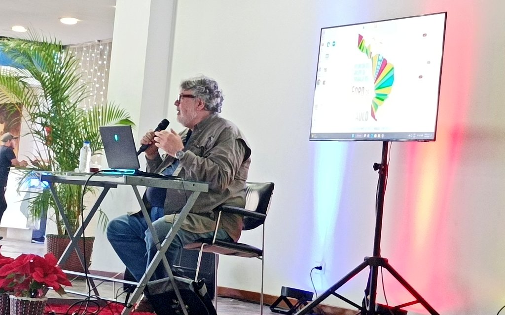 "Comunicación significa construcción de comunidad, comunidad de intereses, comunidad de esfuerzos y de luchas, eso suena a poder comunal, poder comunicacional", Fernando Buen Abad. 

<a href="/FBuenAbad/">Fernando Buen Abad D</a> 
#Lauicom