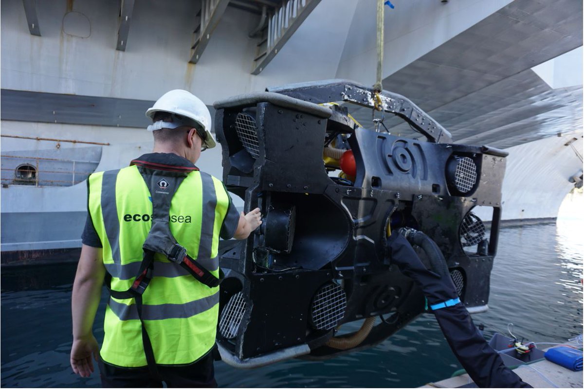 navalgroup's tweet photo. [#TechTuesday] ⚓️💡 Naval Group et #ECOsubsea font équipe pour améliorer l’impact environnemental du nettoyage des coques. Menée sur le porte-avions Charles de Gaulle, l’opération a permis de nettoyer la carène sans retirer la peinture anti-fouling. #NavalGroupAtYourService https://t.co/w74qtXzxw2