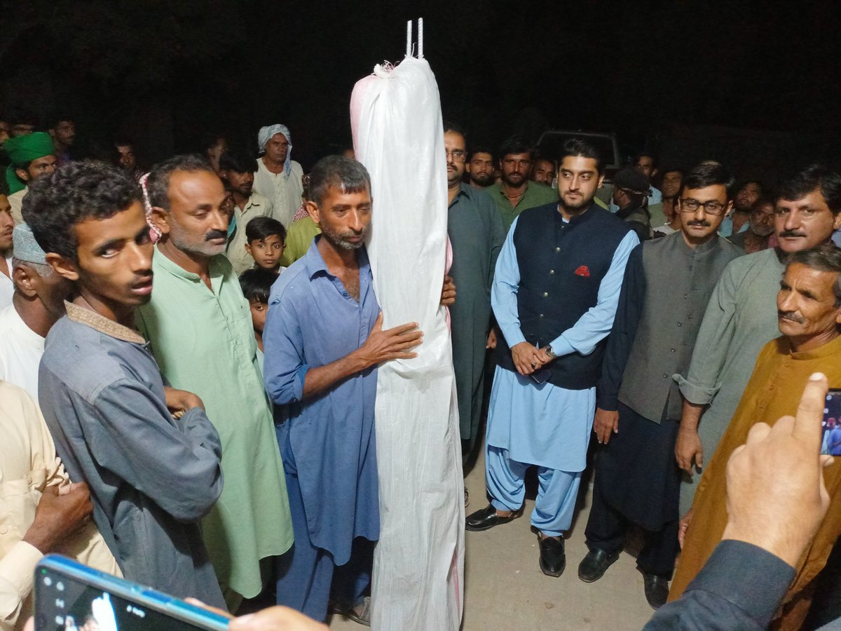 sirajuddin110's tweet photo. @GhanwerIsransb Distribute Ration bags tents and blankets uc Khairpur Juso village Goghari https://t.co/S0AJXnatLb