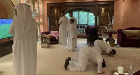 abdulrahman's tweet photo. قبلوا تراب الوطن .. هذا الزمان اخضر
واشكروا مجزي النعم.. يزيدكم أكثر..
كرامةٍ عزٍّ وجود..
كثّروا لله السجود،.
وافرحوا بغيظ الحسود..
واقهروه اكثر..
قبلوا تراب الوطن..
هذا الزمان اخضر..🇸🇦❤️🇸🇦❤️🇸🇦❤️🇸🇦❤️ https://t.co/pvdGrZv0cx
