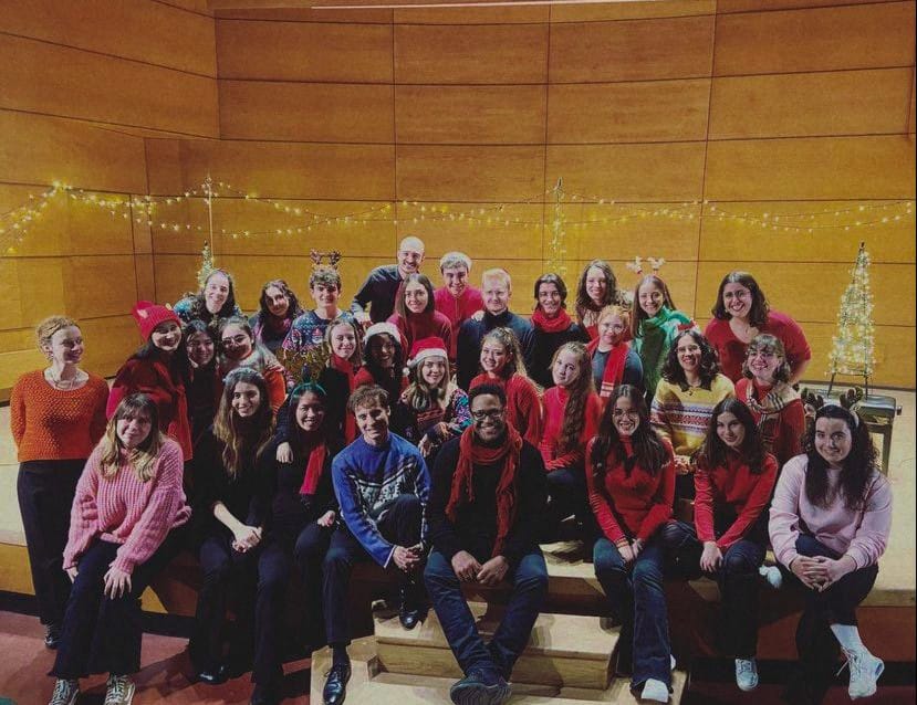 jovencoroocg's tweet photo. El pasado domingo vivimos una experiencia inolvidable junto a @DamonRLaVoz y todo su equipo! Gracias por brindarnos esta oportunidad, nos lo pasamos en grande!✨☃️🎅🏼🎄❤️

#coro #música #navidad #Christmas #ChristmasTree #músicacoral #jovencoro #corojoven #coro #granadacoro https://t.co/d7SMvtWUCP