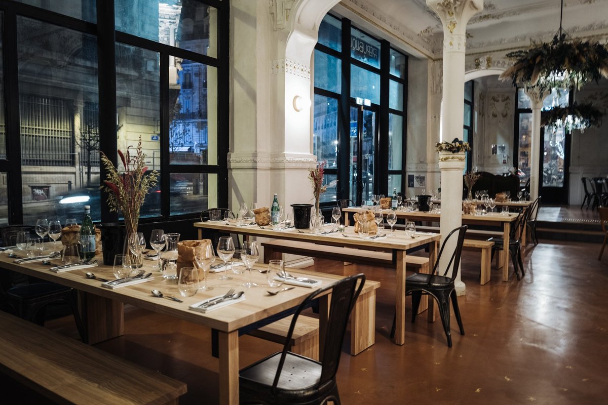 LMPositif's tweet photo. 🇫🇷 À Marseille, un restaurant gastronomique offre aux plus démunis des menus à 1 euro. La moitié des 60 couverts du restaurant est ainsi réservée aux personnes envoyées par des associations caritatives ! 🙌

📸 Nicolas Prosperini https://t.co/ypUti8eaXV
