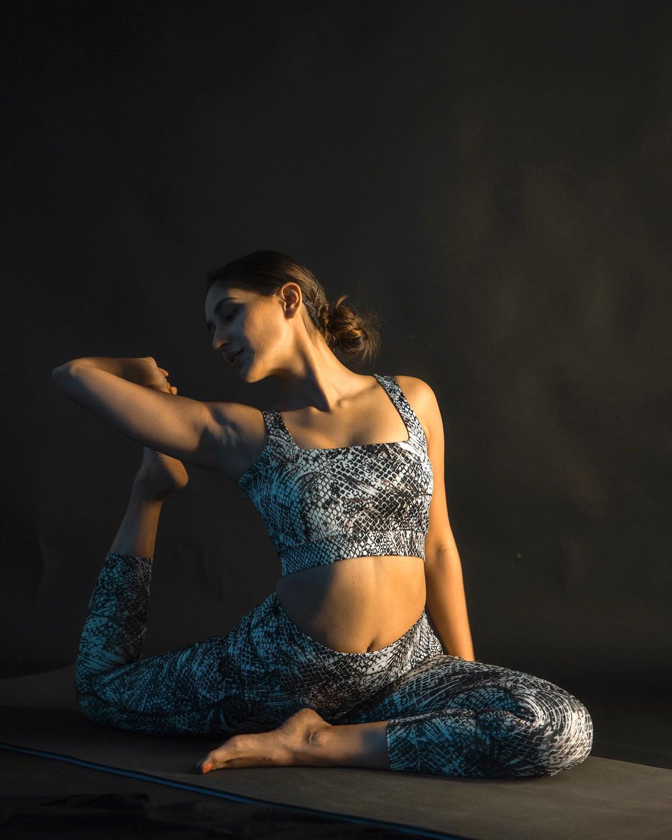 talkingbling's tweet photo. @nikifying Yoga girl ๐
.
.
.
#nikifying #nikitadutta #nikita #artist #fitness #talkingbling https://t.co/EhbDv42a47