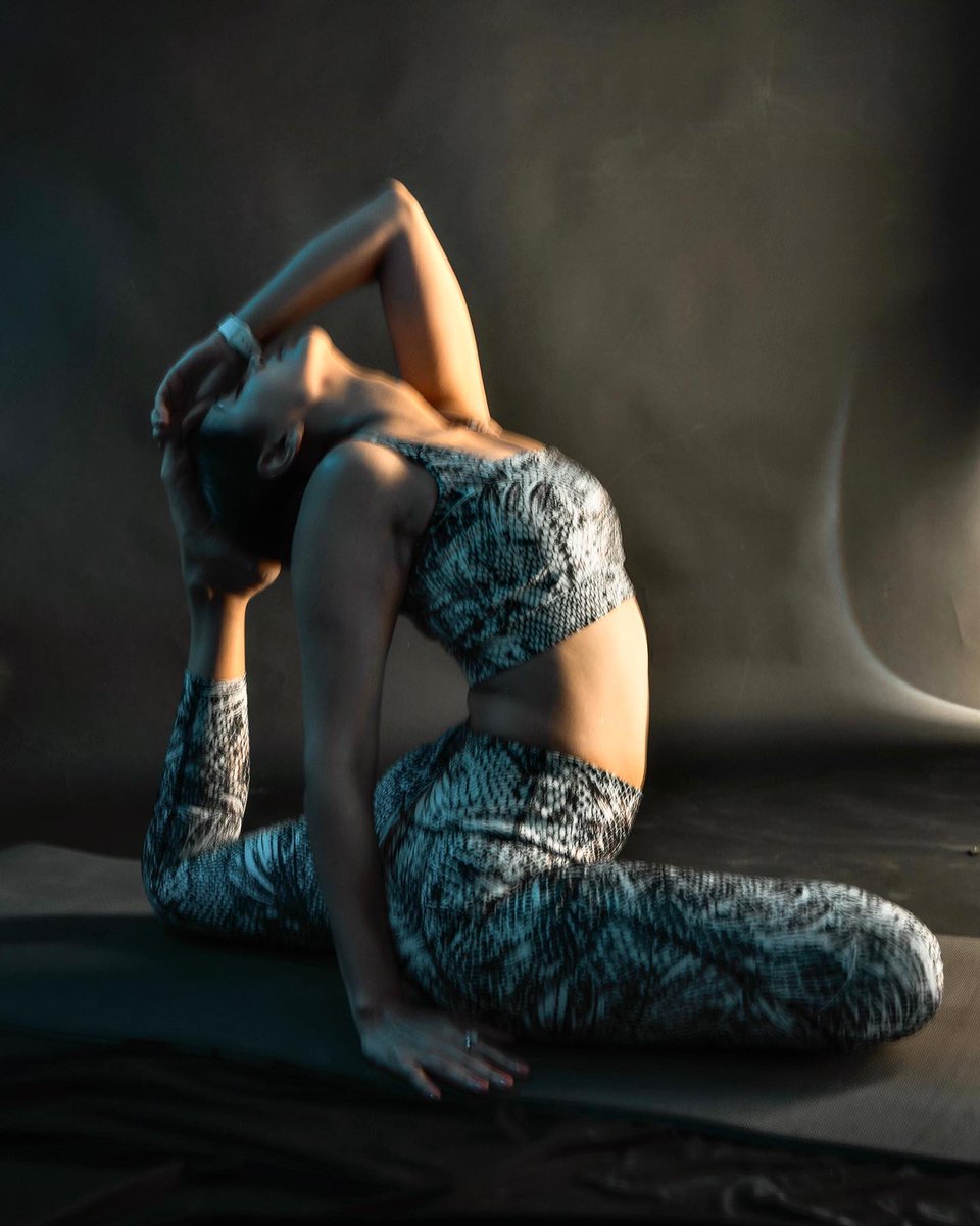 talkingbling's tweet photo. @nikifying Yoga girl ๐
.
.
.
#nikifying #nikitadutta #nikita #artist #fitness #talkingbling https://t.co/EhbDv42a47