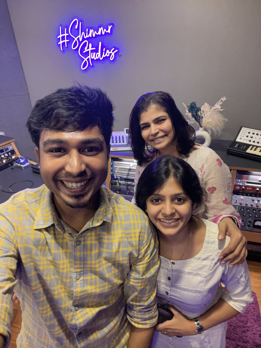 AshwinVinayagam's tweet photo. Our favourite @Chinmayi dropped by @ShimmrStudios 🎹 today 😁

Happy faces everywhere!

@priyankar94 https://t.co/nfoAUXp51e