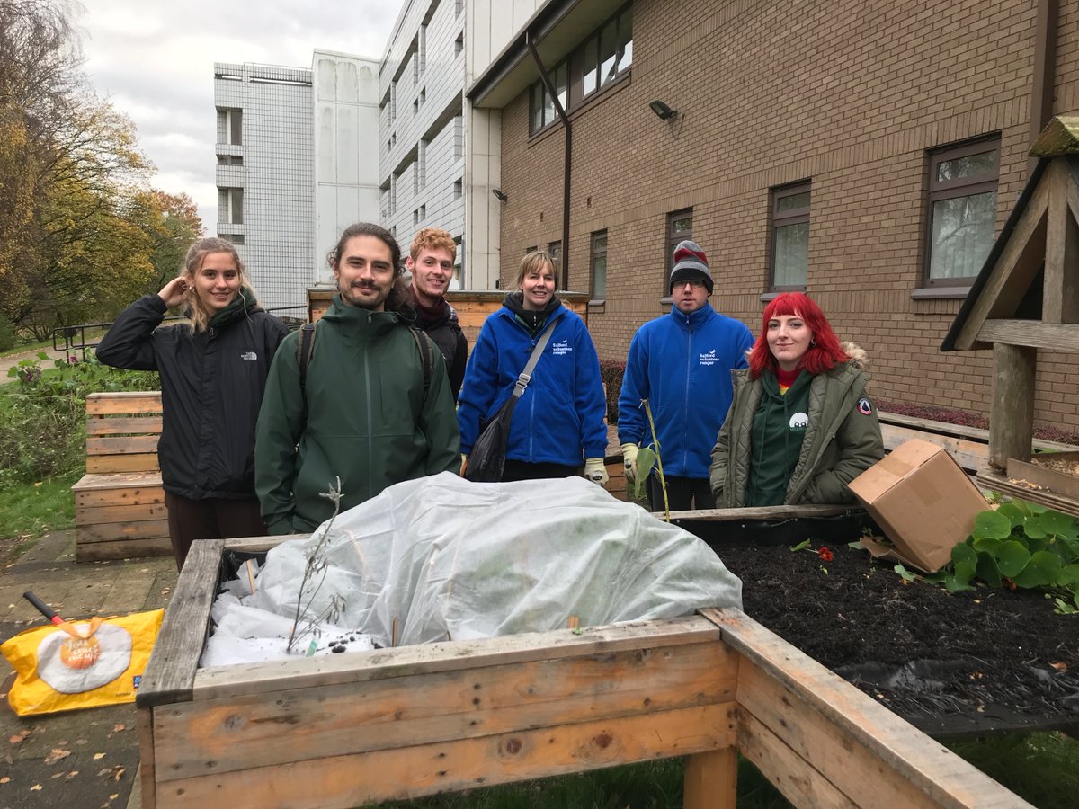 UoS_Sustain's tweet photo. We had a busy morning today at the community growing space:
❄ we prepared the plants for winter,
🧅 planted onions &amp; beans,
🌱 and harvested some veg &amp; seeds to plant in the spring.
Thank you @UOSWildSociety and @SalfordWildlife for a great session 💚👨‍🌾 https://t.co/kURWfNNc8K