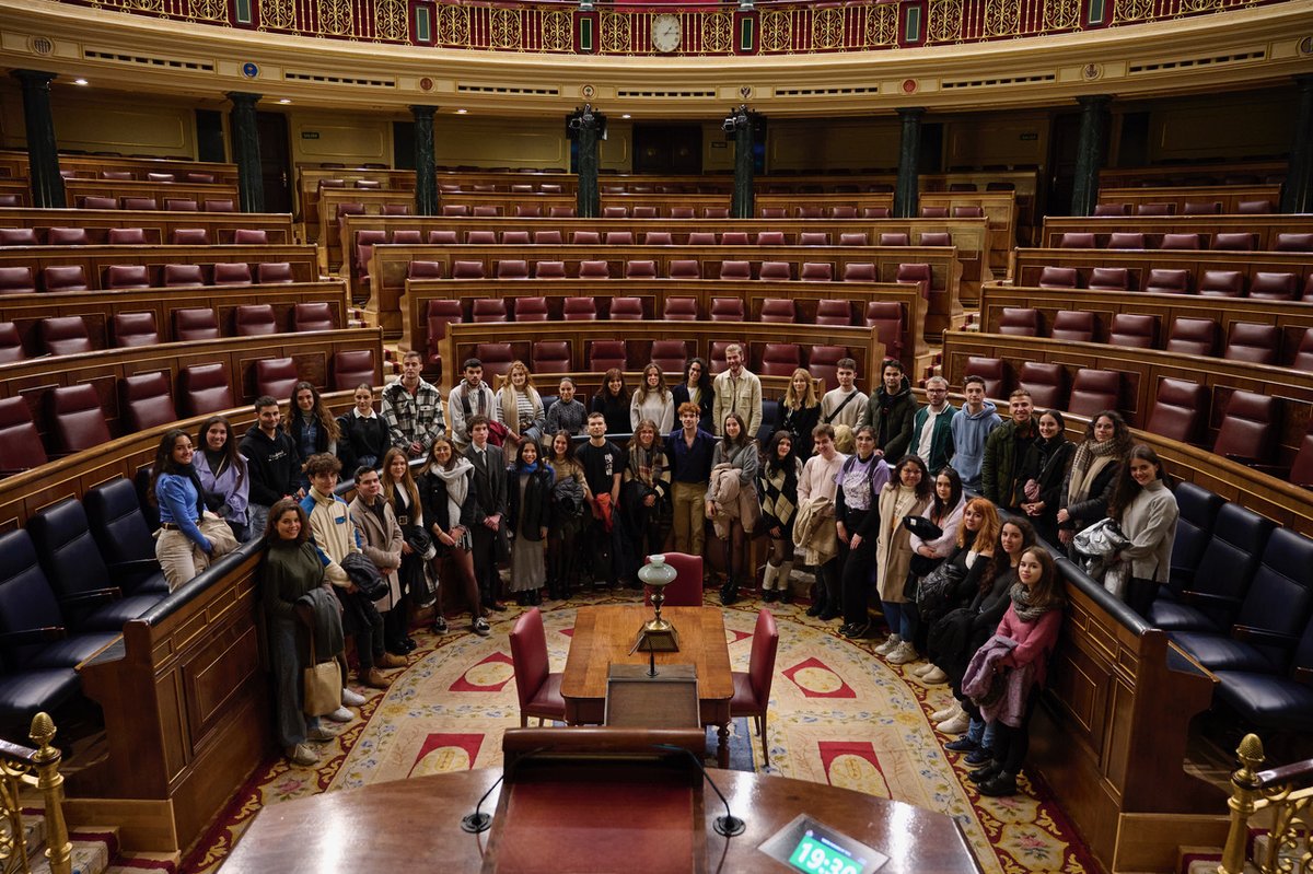 MDiezGarrido's tweet photo. 🏦 ¡Ayer los estudiantes de 3º y 4º de Periodismo visitaron el Congreso de los Diputados! 

Muchísimas gracias al @Congreso_Es por abrirnos las puertas. Es una gran oportunidad para que los futuros periodistas conozcan de cerca las instituciones https://t.co/8W1skUsrGF