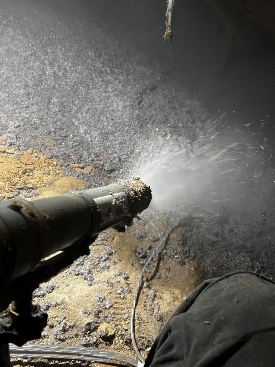 Zellulose auf gewölbedecke aufblasen.
Im Feuchtsprühverfahren.
BEI MINUS ZWEI GRAD!
OB DIE IM BÜRO ALLE KEINE KALENDER HABEN WILL ICH WISSEN? HATTEN WIR HIER NICHT 7 MONATE HOCHSOMMER ODER WAS? WAR ICH NICHT ERST KÜRZLICH FLACHGELEGT?