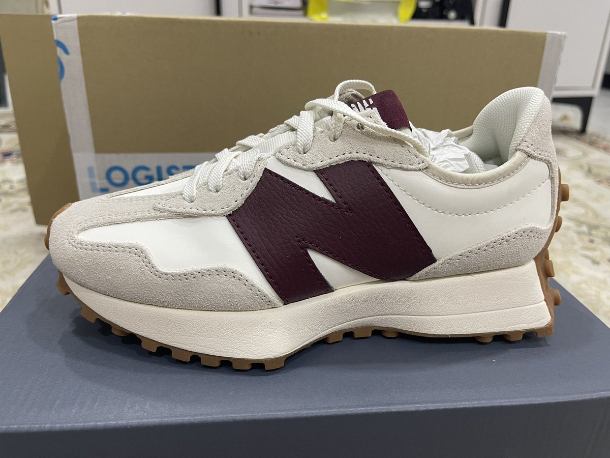 MuhamadAfendy's tweet photo. WTS : New Balance 327 Moombeam Burgundy PM for more details #newbalance #newbalance327 
#newshoe #moombeam #Sneakers #BrandNew https://t.co/T6gEBnKBHq