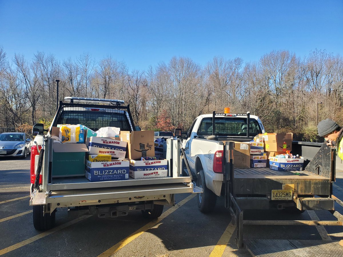 CounselorKBFMS's tweet photo. We reached our gggoooaallllll with our PRMS World Cup food drive. Two truck loads full. Thank you @RobbinsvilleTwp for picking up our donations. Happy Thanksgiving! @OurKnightlyNews @pond_road @RvilleProud https://t.co/a6beU0vdhd