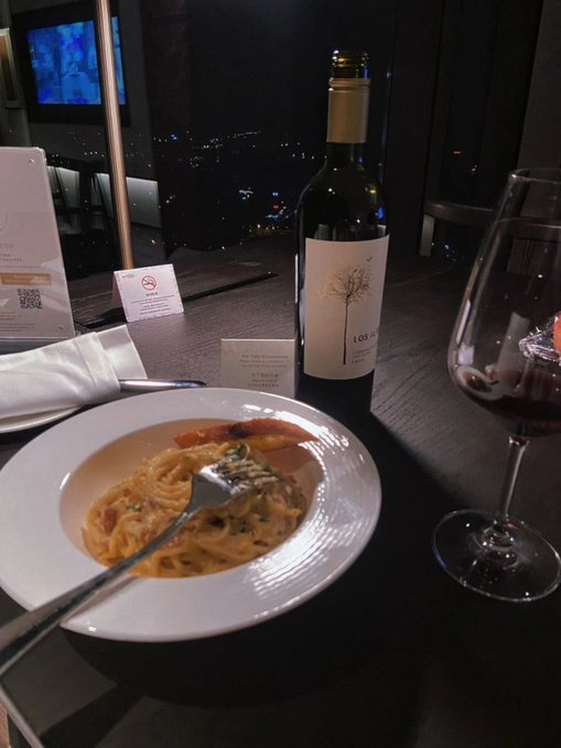 joey__joey86's tweet image. Life is like wine, bitter, sweet, warm or cold. Good night😏