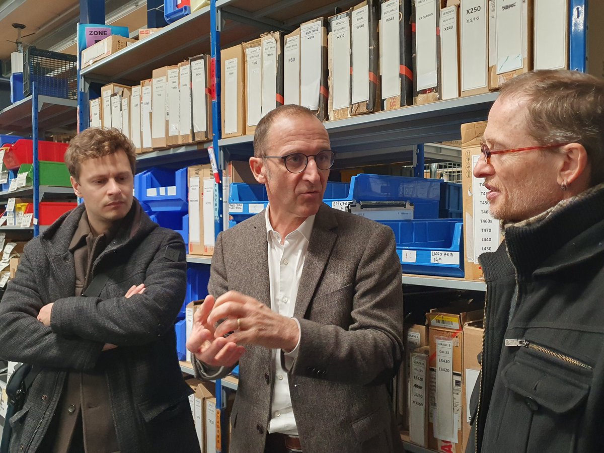 f_letissier's tweet photo. 1/4 #MoisESS2022
Visite de #Cap18 plus importance zone d'activité productive de @Paris
Ici @Ecodair_ESS répare et reconditionne 1000 ordinateurs par mois !
Les postes de travail sont adaptés aux 100 salariés qui incarnent ce futur de l'économie du numérique. https://t.co/JkLQtThV1w