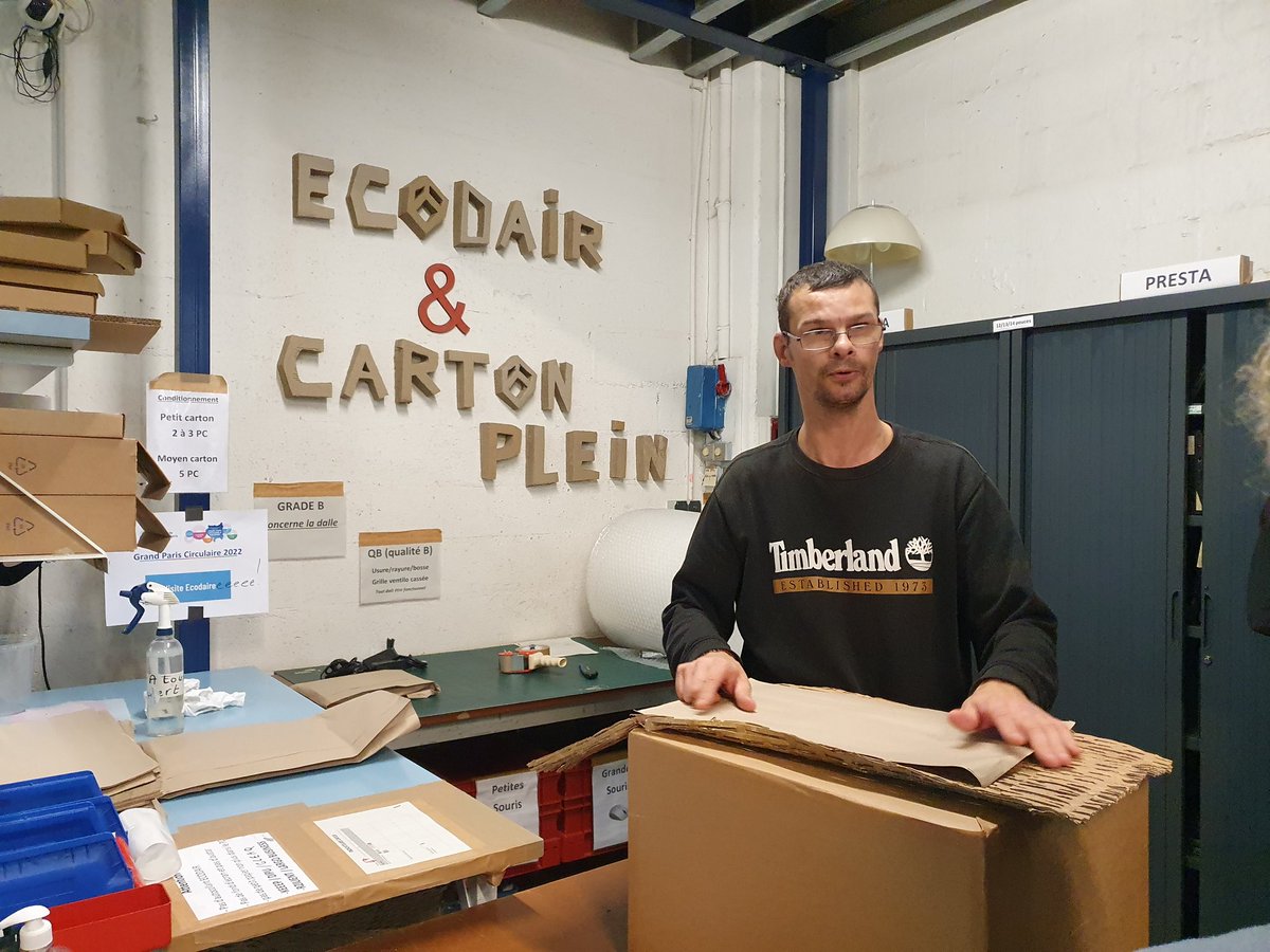 f_letissier's tweet photo. 1/4 #MoisESS2022
Visite de #Cap18 plus importance zone d'activité productive de @Paris
Ici @Ecodair_ESS répare et reconditionne 1000 ordinateurs par mois !
Les postes de travail sont adaptés aux 100 salariés qui incarnent ce futur de l'économie du numérique. https://t.co/JkLQtThV1w