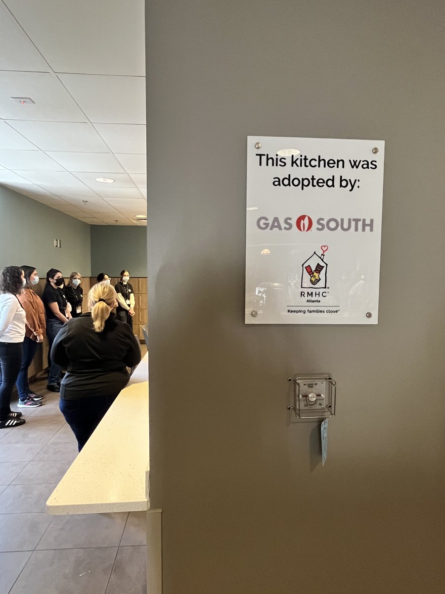 GasSouth's tweet photo. On Monday, Gas South took a trip to the Atlanta Ronald McDonald House to prepare meals for more than 50 families. The team had a great time working alongside Chef Jeff! #gassouth #BeAFuelForGood #atlanta https://t.co/aPC5MIglNi