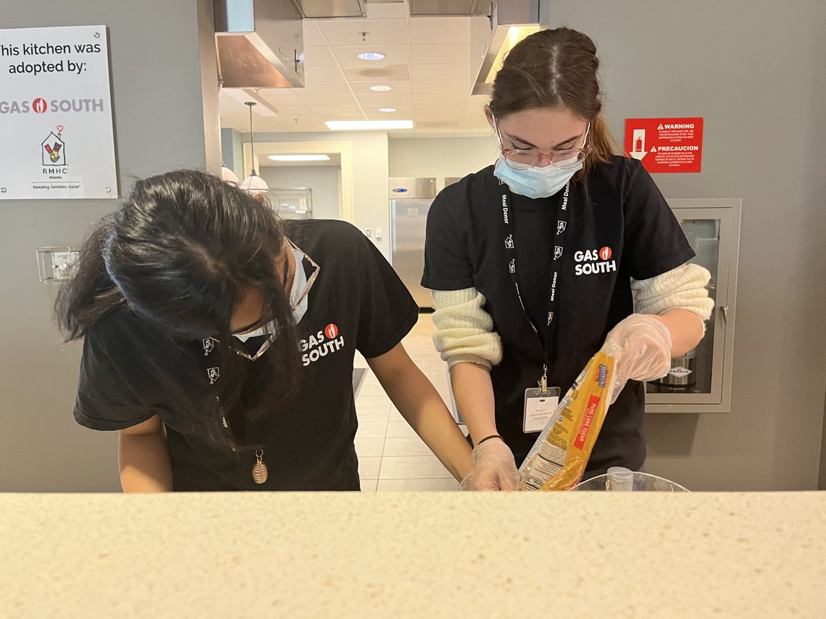 GasSouth's tweet photo. On Monday, Gas South took a trip to the Atlanta Ronald McDonald House to prepare meals for more than 50 families. The team had a great time working alongside Chef Jeff! #gassouth #BeAFuelForGood #atlanta https://t.co/aPC5MIglNi