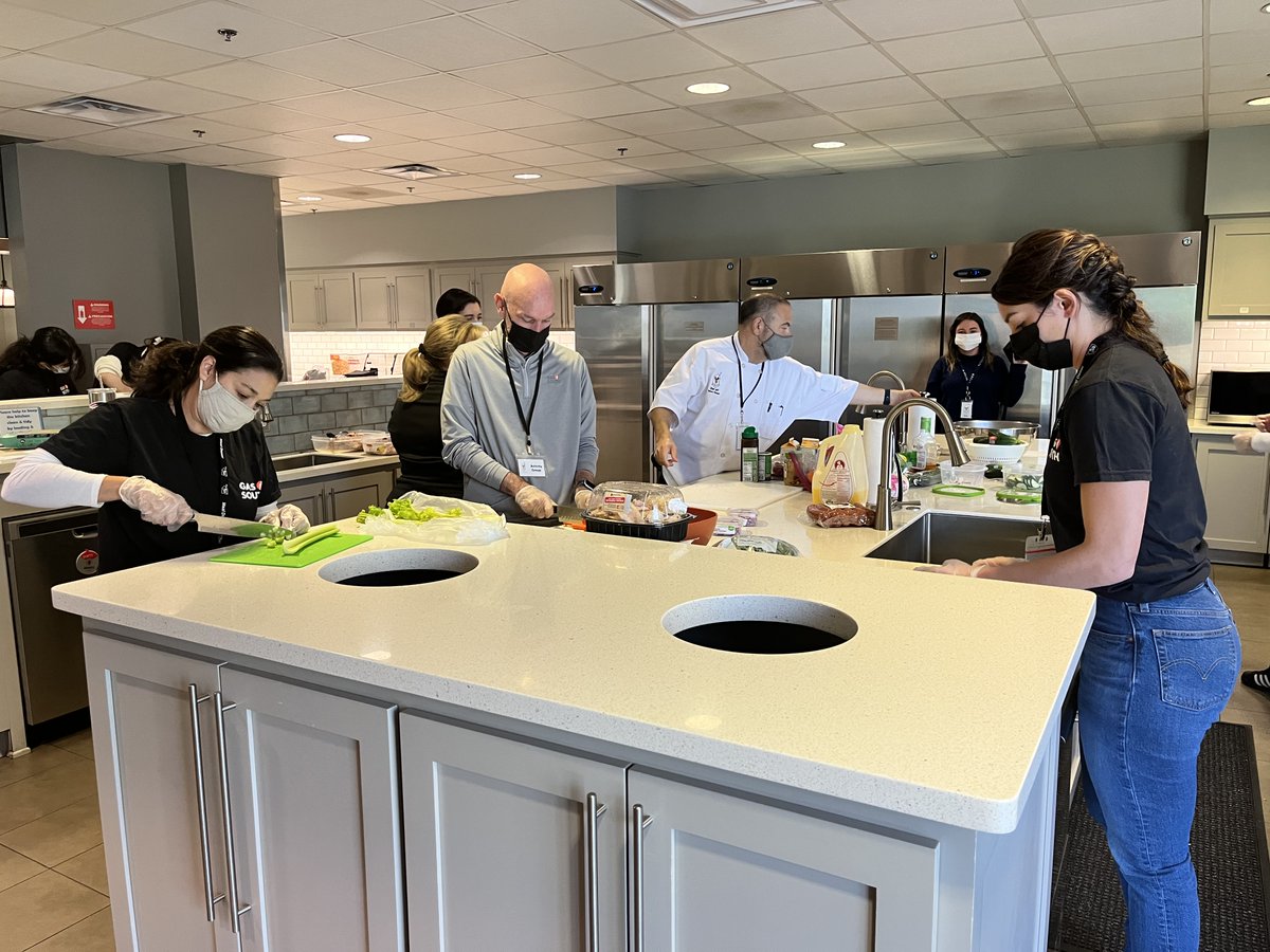 GasSouth's tweet photo. On Monday, Gas South took a trip to the Atlanta Ronald McDonald House to prepare meals for more than 50 families. The team had a great time working alongside Chef Jeff! #gassouth #BeAFuelForGood #atlanta https://t.co/aPC5MIglNi