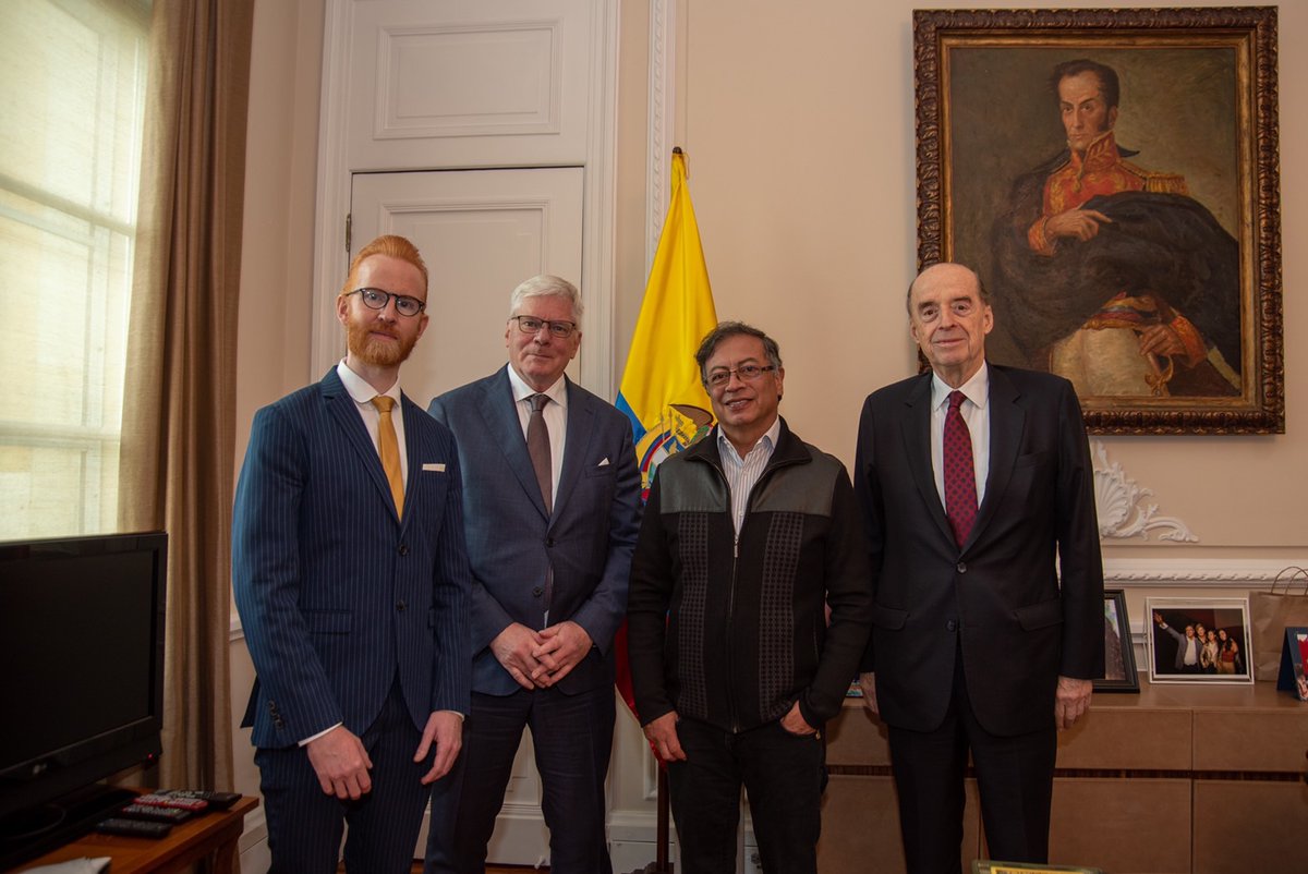petrogustavo's tweet photo. Me reuní con los voceros de Wikikeaks, para apoyar la lucha mundial por la libertad del periodista Julian Assange.
Le soliciaré al presidente Biden con otros presidentes latinoamericanos que no se pongan cargos a un periodista solo por decir la verdad https://t.co/kWyoXrHhyV