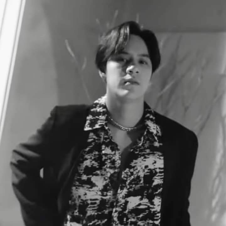 BYEOLwithEM's tweet photo. The shirt Nanon's wearing in Our Sky 2 is the same shirt I give for Mix's birthday in 2021 The first time I saw this, I was calm for a moment 5555555555 #mixxiw #nanon_korapat #GMMTV2023 https://t.co/xGmyMCe7CQ