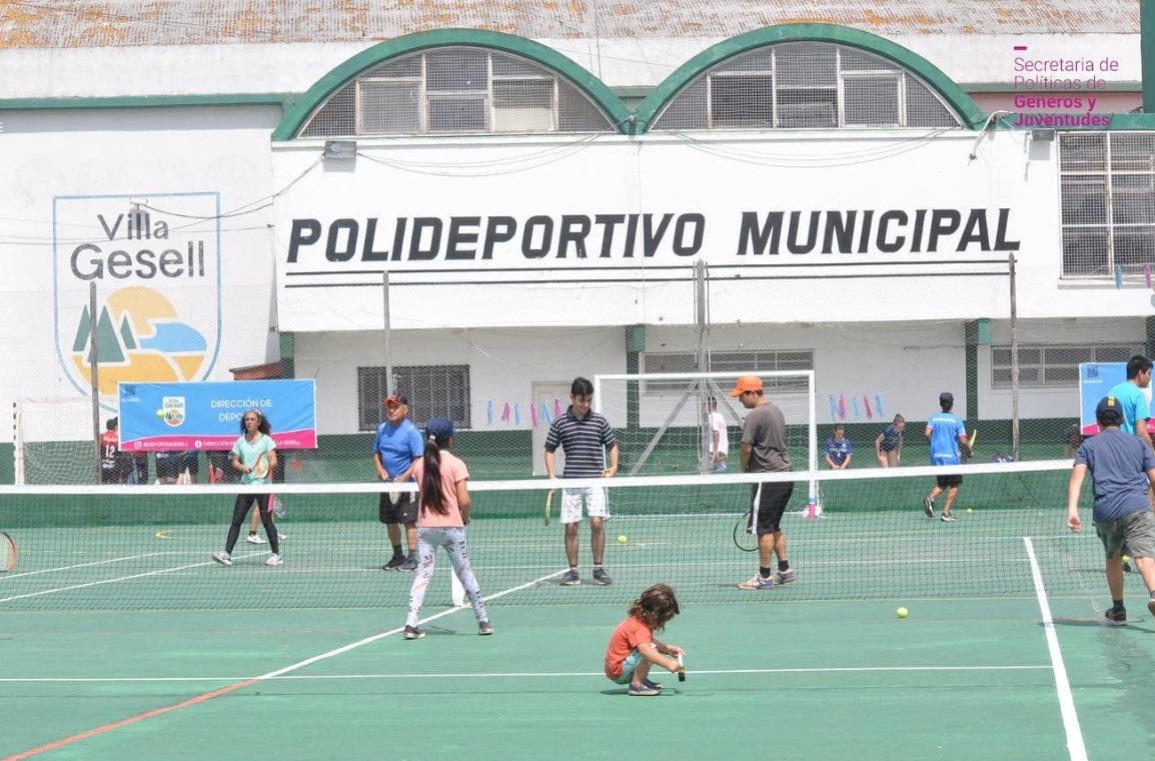 AgenciaComBA's tweet photo. 🔨 #VillaGesell: El polideportivo municipal de Villa Gesell fue totalmente renovado

Se inauguró el playón exterior de uso multideportivo remodelado junto a profesores, niñas, niños y jóvenes. https://t.co/xFKRQpj43h

#SergioCoronel #PolideportivoMunicipal #tenis #Futbol #Basquet https://t.co/S2K5kI70Zy
