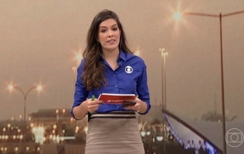 radioglobo's tweet photo. HISTÓRICO! 😍🥰 Avisa que é elaaa! @renatasilveirag se tornou a primeira mulher a narrar um jogo do Copa do Mundo na TV Globo. Que orgulho! Renata participou e venceu o concurso ‘Garota da Voz’, promovido pela RÁDIO GLOBO em 2014. Quantos likes ela mereceeee??? #CopaDoMundoFIFA https://t.co/5WNRXhqwhR