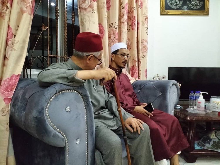 drzul_albakri's tweet photo. Solat jenazah dan kemudiannya menziarahi Ustaz Ridzuan Awang, mantan Ketua Penolong Mufti semasa saya menjawat jawatan Mufti Wilayah Persekutuan.

Anak beliau, almarhum Hussain Hakimi telah meninggal dunia akibat lemas ketika mandi sungai di Hulu Langat, semalam. https://t.co/TrveubUf1e