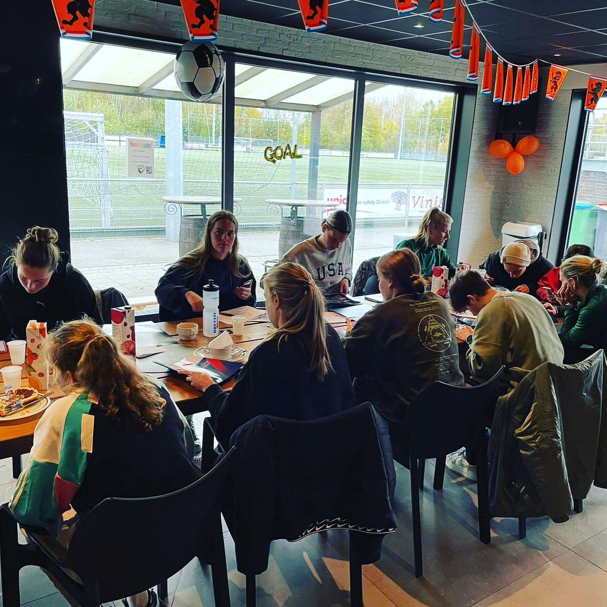 Goed Spelersgroepbezoek <a href="/CvdH1985/">CvdHeiligenberg</a> vandaag aan de <a href="/FortunaVrouwen/">Fortuna Vrouwen</a> ihkv de #VVCSRedButtonAppTour! 
📱⚽️💫 🚗 💨 

Claudia: “Gokproblemen en matchfixing spelen wat minder bij de vrouwen, maar het was toch goed om ze de Red Button app uit te leggen en ze te wijzen op de regels.”