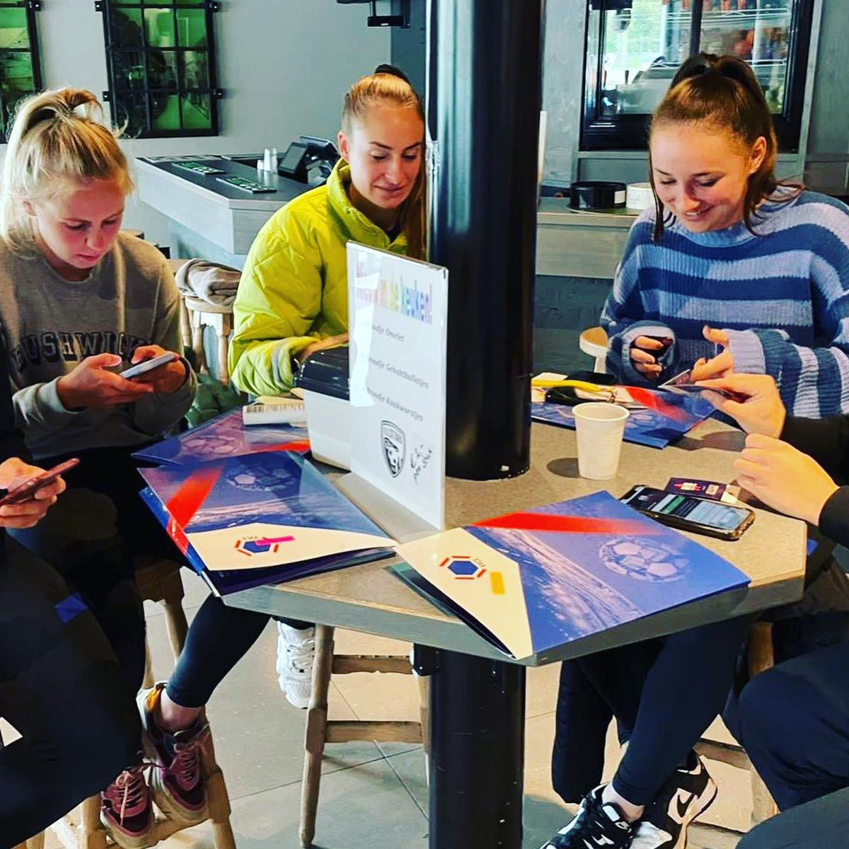 spelersvakbond's tweet photo. Goed Spelersgroepbezoek @CvdH1985 vandaag aan de @FortunaVrouwen ihkv de #VVCSRedButtonAppTour! 
📱⚽️💫 🚗 💨 

Claudia: “Gokproblemen en matchfixing spelen wat minder bij de vrouwen, maar het was toch goed om ze de Red Button app uit te leggen en ze te wijzen op de regels.” https://t.co/7wjmXJ8Yjz