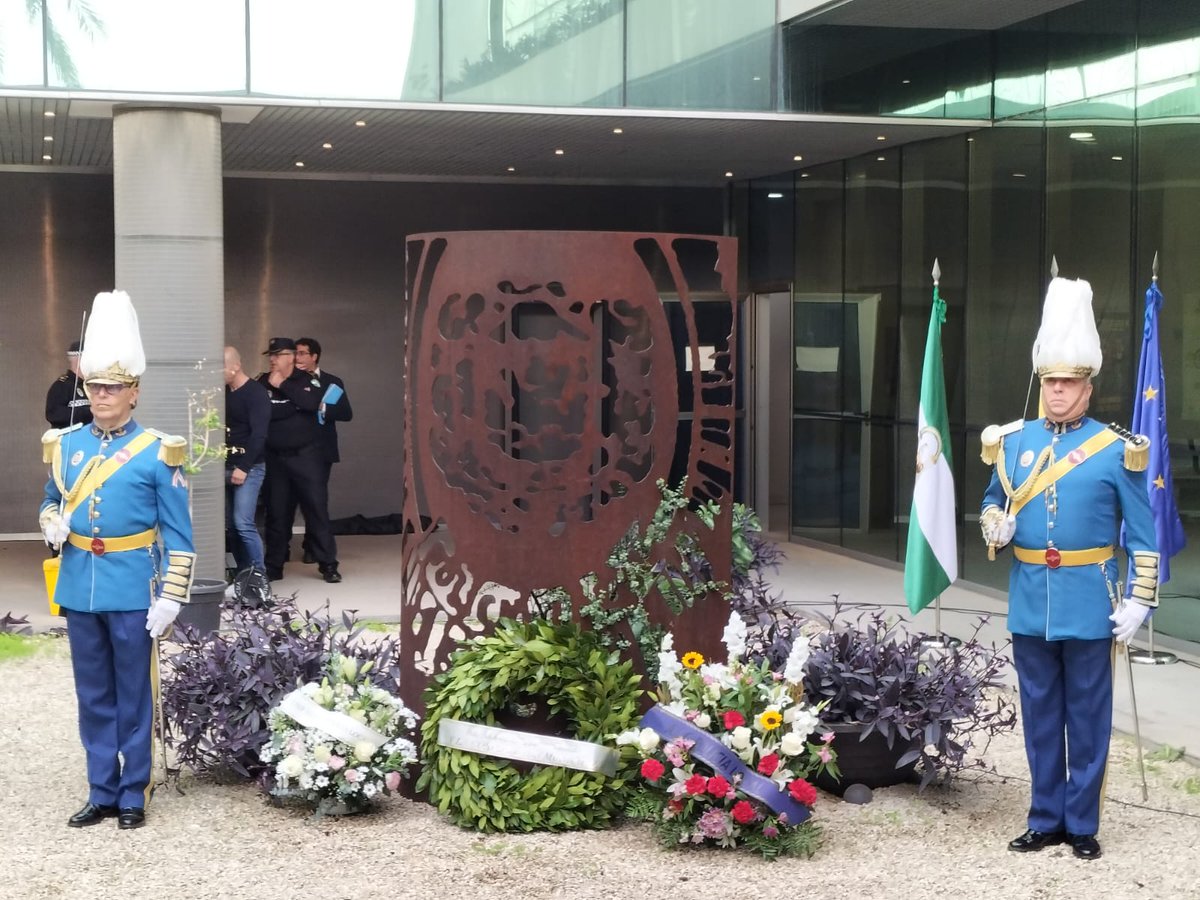 IpaSevilla's tweet photo. Esta mañana miembros de #IpaSevilla han estado presentes en la ofrenda floral en memoria de los policías locales de Sevilla fallecidos en acto de servicio.
En el mismo acto se ha homenajeado al Inspector jubilado D. Antonio Rodríguez M100
#InMemoriam
#ServoPerAmikeco https://t.co/HIdEO4oaZZ