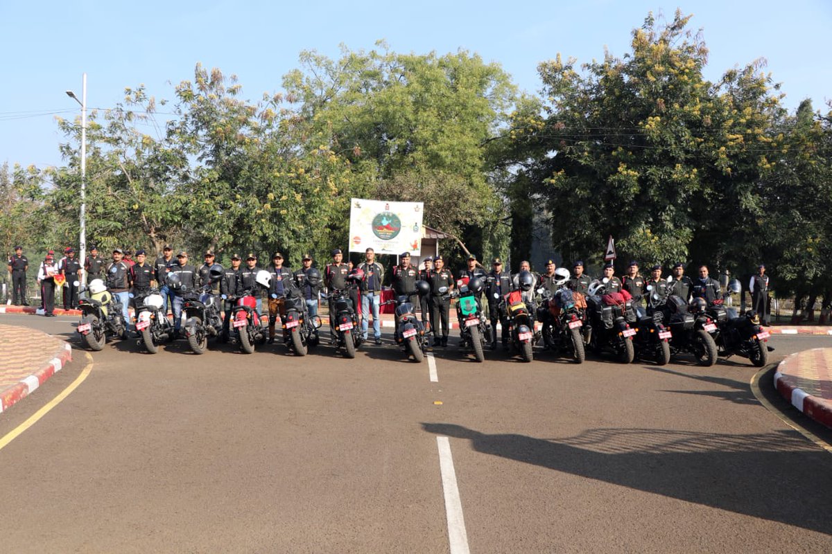 artrac_ia's tweet photo. Commandant #SchoolOfArtillery flagged off the fourth leg of Tri Services Bike Rally #UnityRide22 which comprises of 15 riders from the three Services and is covering a distance of 3500 kms from Karwar to Danapur.
#HarKaamDeshKeNaam
#ARTRAC
@adgpi https://t.co/ZbnBhgXCZ5