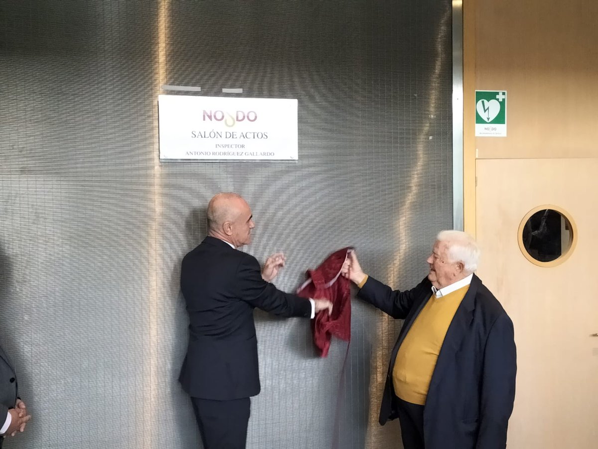 IpaSevilla's tweet photo. Esta mañana miembros de #IpaSevilla han estado presentes en la ofrenda floral en memoria de los policías locales de Sevilla fallecidos en acto de servicio.
En el mismo acto se ha homenajeado al Inspector jubilado D. Antonio Rodríguez M100
#InMemoriam
#ServoPerAmikeco https://t.co/HIdEO4oaZZ