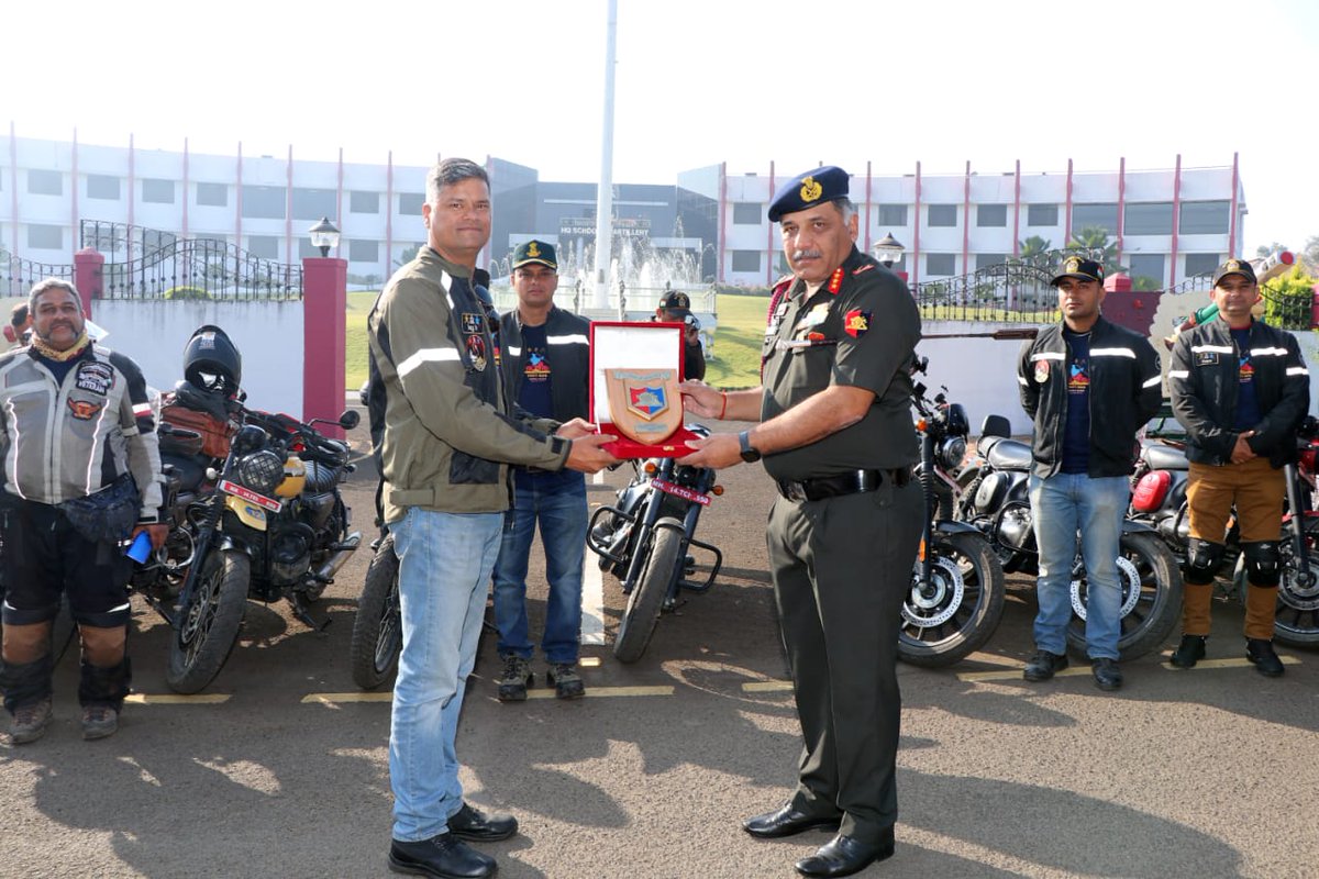 artrac_ia's tweet photo. Commandant #SchoolOfArtillery flagged off the fourth leg of Tri Services Bike Rally #UnityRide22 which comprises of 15 riders from the three Services and is covering a distance of 3500 kms from Karwar to Danapur.
#HarKaamDeshKeNaam
#ARTRAC
@adgpi https://t.co/ZbnBhgXCZ5