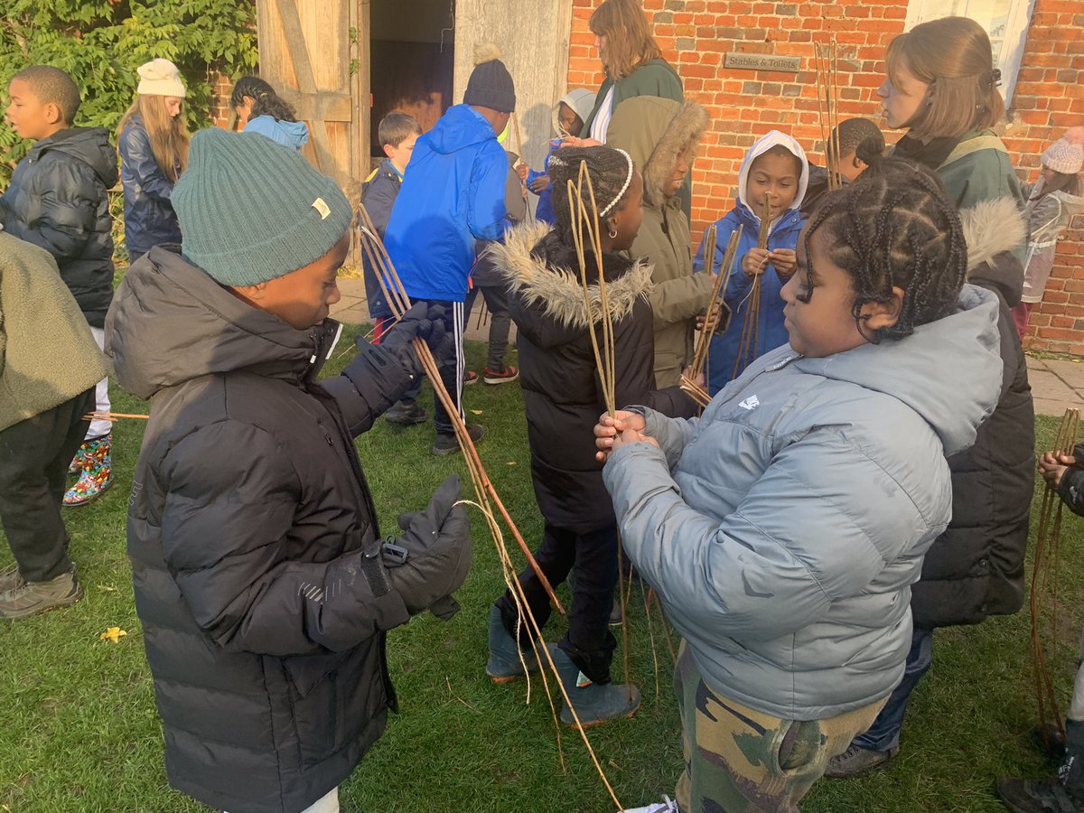 StockwellPri's tweet photo. Sword making using willow weaving techniques #OnGuard #RomansRule https://t.co/A5medEgMFm