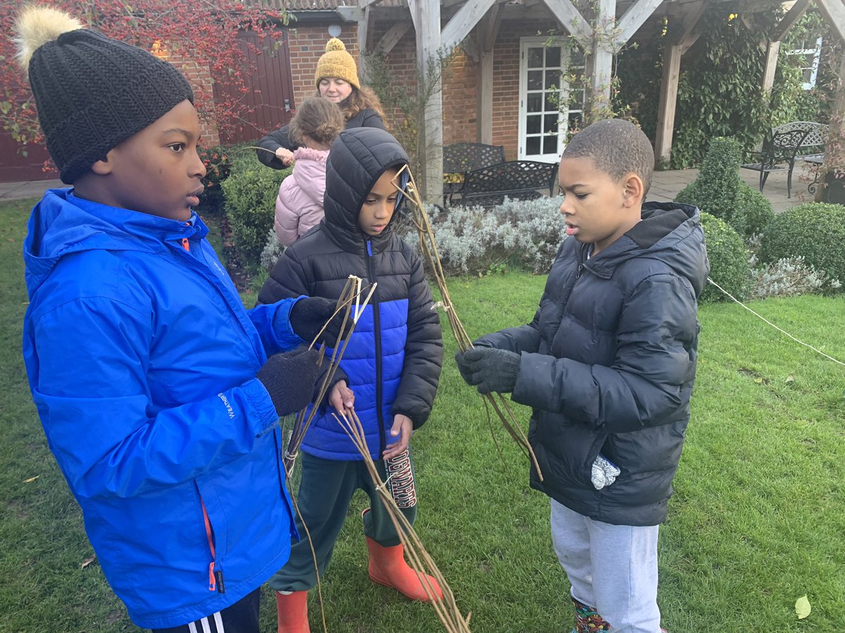 StockwellPri's tweet photo. Sword making using willow weaving techniques #OnGuard #RomansRule https://t.co/A5medEgMFm