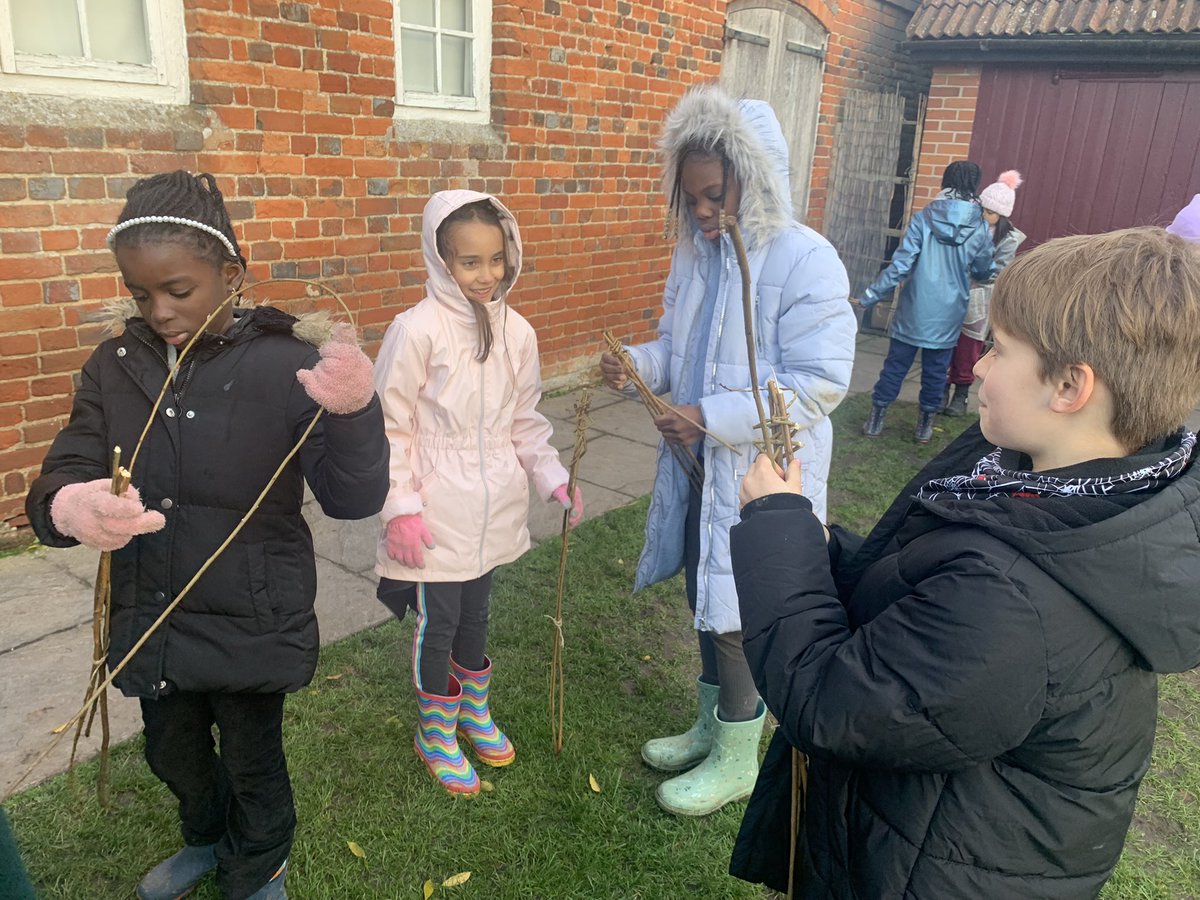 StockwellPri's tweet photo. Sword making using willow weaving techniques #OnGuard #RomansRule https://t.co/A5medEgMFm
