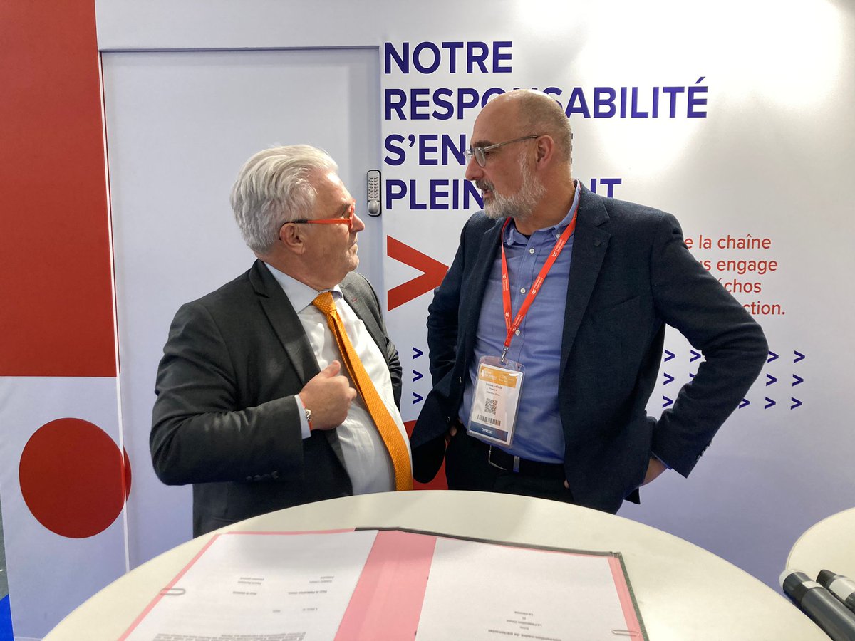 CeremaCom's tweet photo. ✍@pberteaud et @frederic_lafage signent une convention cadre et affirme ainsi la complémentarité entre les ingénieries publique et privée dans l'accompagnement et l'appui dans collectivités territoriales.
#Collterr #transitionecologique https://t.co/HVuopsXV4b