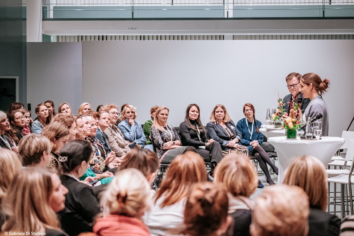 schneidercar's tweet photo. Gestern habe ich mich mit über 100 beeindruckenden ostdeutschen Frauen im Kanzleramt getroffen. Sie tragen Führungsverantwortung &amp; sind Vorbilder. Ihr Erfahrungsschatz im Umgang mit Veränderungen ist wertvoll. Ihre Herkunft ist ein echter Mehrwert.1/3 @we_are_panda https://t.co/OsYwqgco6n