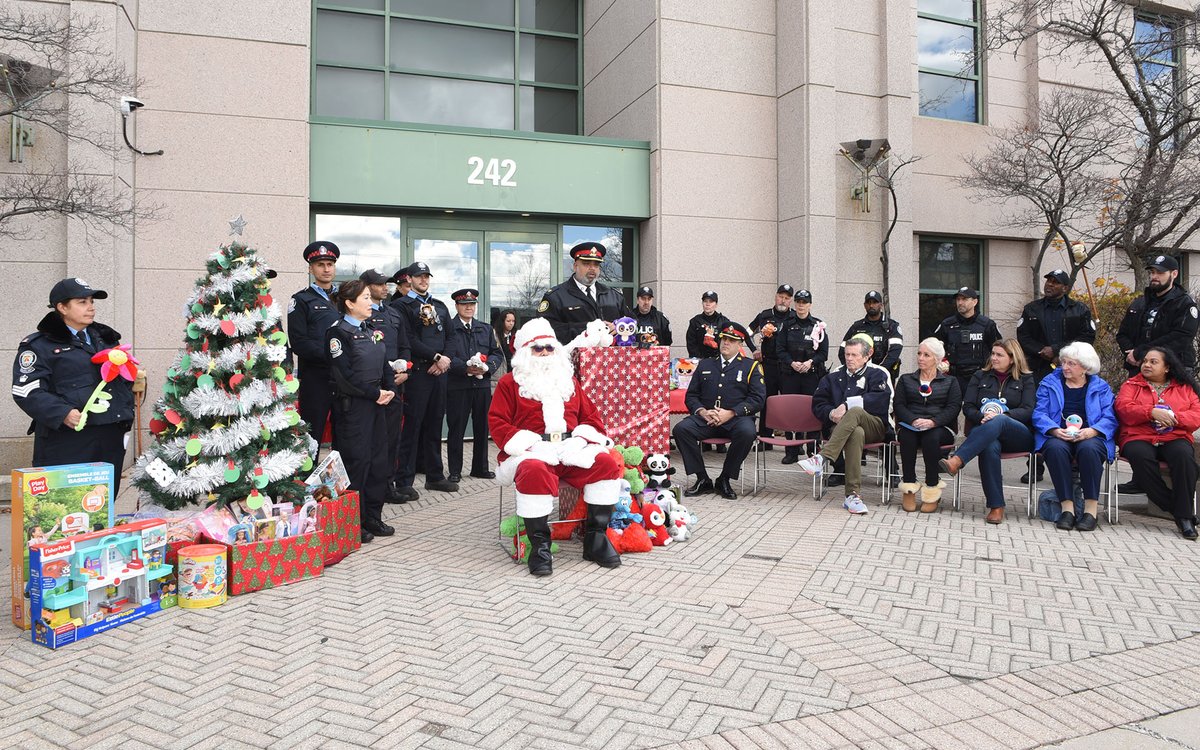 @TPSAuxiliary are collecting unwrapped toys for all ages at 41, 42 & 43 Divisions until December 16 to be distributed to kids staying in shelters over the holidays as well as kids attending local community centres tps.ca/media-centre/s…