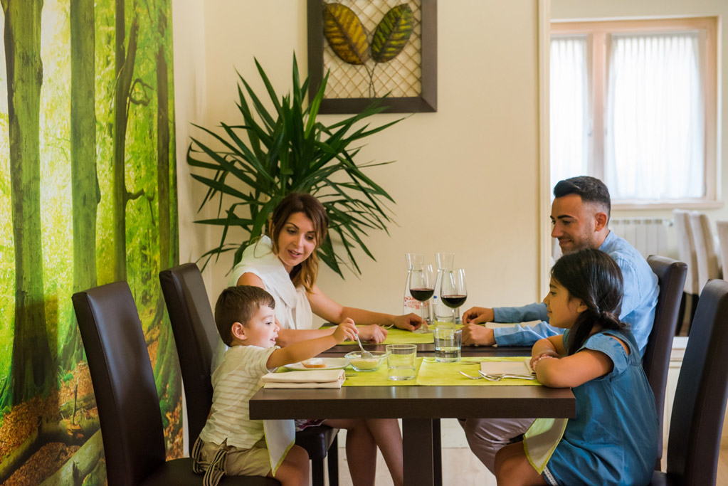 L'Area Baby di Heidi, la Casa sull'Albero, la Grotta dell'Orso dove dormire in una foresta popolata da simpatici animali, e molto altro! Quante sorprese riserva ai bambini l'Harmony Suite Hotel **** a Selvino.
✔ Scopri le offerte invernali: bimboinviaggio.com/accomodation/h…