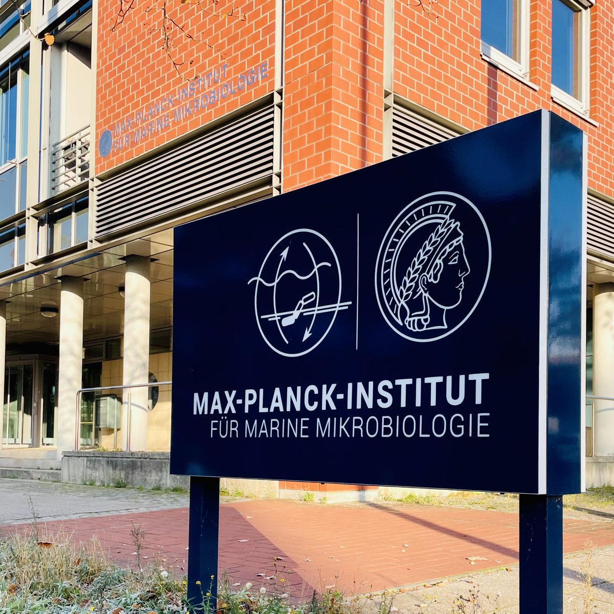 ShikumaLab's tweet image. Phenomenal scientists and research happening at the Max Planck Institute for Marine Microbiology @MarineMicrobio. It was an honor to be invited for a talk and chat about microbes.