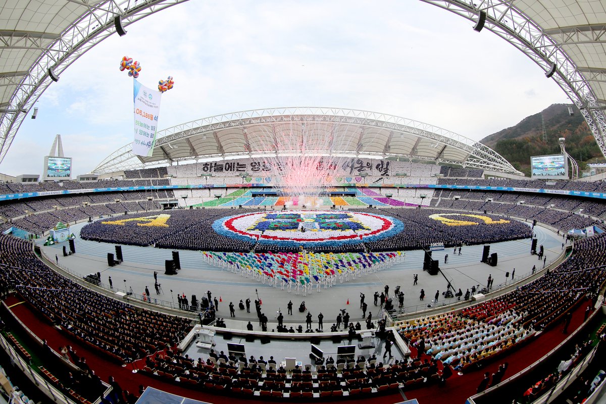 📷通过照片观看10万结业式✨

仅用一年时间 1️⃣0️⃣6️⃣1️⃣8️⃣6️⃣名 结业🎓

#新天地耶稣教会 #举办_10万结业式 #世界最大规模 #仅用1年时间 #106186名结业生 #培养_全世界_结业生 #世界级 #井然有序 #安全第一 #锡安基督教宣教中心 #话语 #认可 #全世界涌来 #毕业 #大邱 #相生 #助力_地方经济