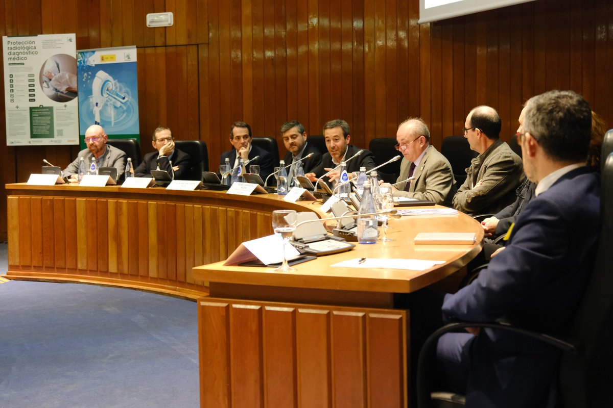 SocEspPR's tweet photo. Es el momento de debatir, pero primero escuchamos a los pacientes, tan importantes en #SegPacRRII, a través de @pcarrascal (@pacientesPOP) y @andonilor (@fep_pacientes).
También debaten SEPR, @SEFM15, @SERAM_RX, @SEOR_ESP, @SEMNIMoficial, @segraRadiologia, @fenin_es y CND. https://t.co/p9gs2TnScM