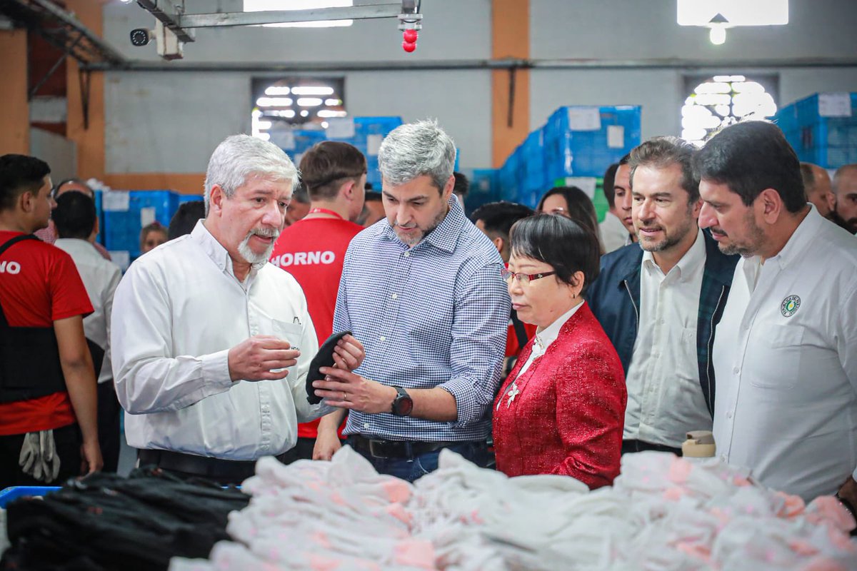 PresidenciaPy's tweet photo. El presidente @MaritoAbdo visitó la Planta Industrial "Hoahi S.A.", una de las mayores exportadoras del rubro de la confección textil en Ciudad del Este. La misma opera bajo el régimen de maquila desde el 2015 y emplea a más de 1.500 personas, en su mayoría mujeres. https://t.co/uZ5giovluB
