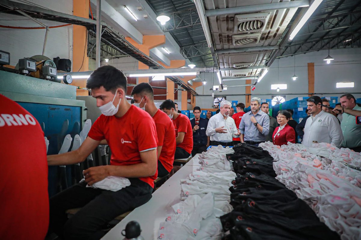 PresidenciaPy's tweet photo. El presidente @MaritoAbdo visitó la Planta Industrial "Hoahi S.A.", una de las mayores exportadoras del rubro de la confección textil en Ciudad del Este. La misma opera bajo el régimen de maquila desde el 2015 y emplea a más de 1.500 personas, en su mayoría mujeres. https://t.co/uZ5giovluB