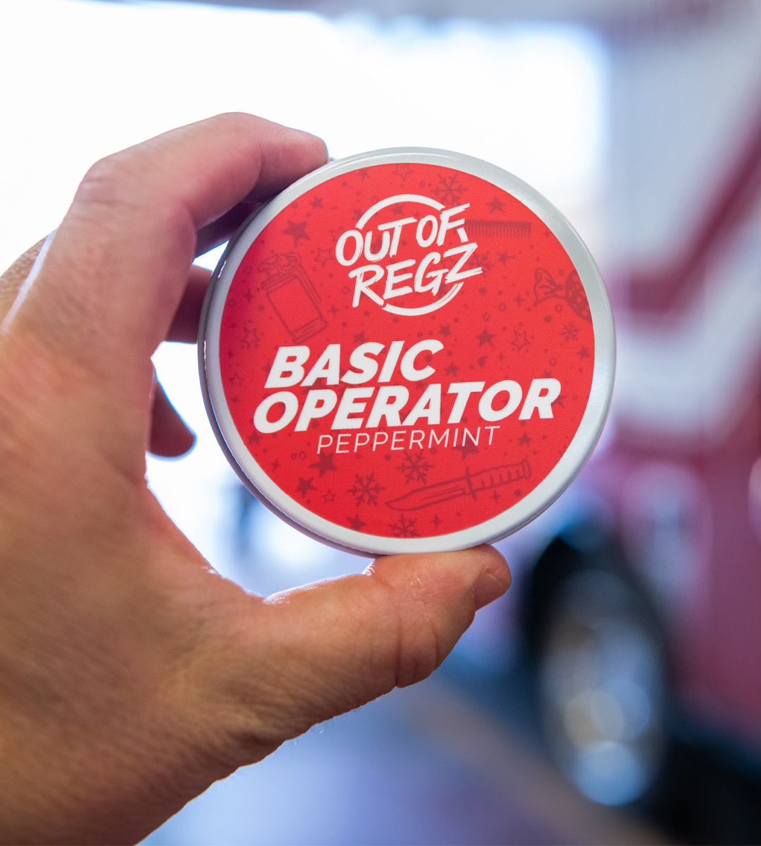 OutofRegz's tweet photo. A hint of peppermint. 🤏

We're not out here trying to make you smell like Vicks VapoRub. 🙅

Just enough for us basics to ring in the holidays right. 🤙

#outofregz #pomade #madeforadifferentkindoflifestyle https://t.co/k84hEBjwHU
