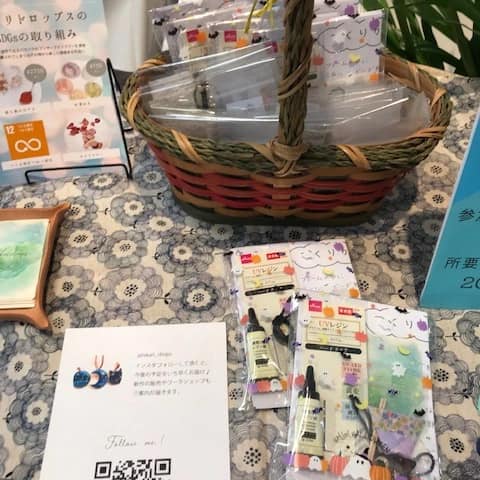 corridor_handma's tweet photo. 出展者紹介＊
#ヒカリドロップス
https://t.co/JtkmMcvtDM
アクセサリー、キッズワークキットの販売
レジンで透明感溢れるアクセサリーを制作しています。またお子さまとご自宅で楽しめる簡単なレジンキットの販売もします。
#コリドー市場 #女性作家によるハンドメイド展 #相模大野 #ハンドメイド https://t.co/mPnDFf9lRZ