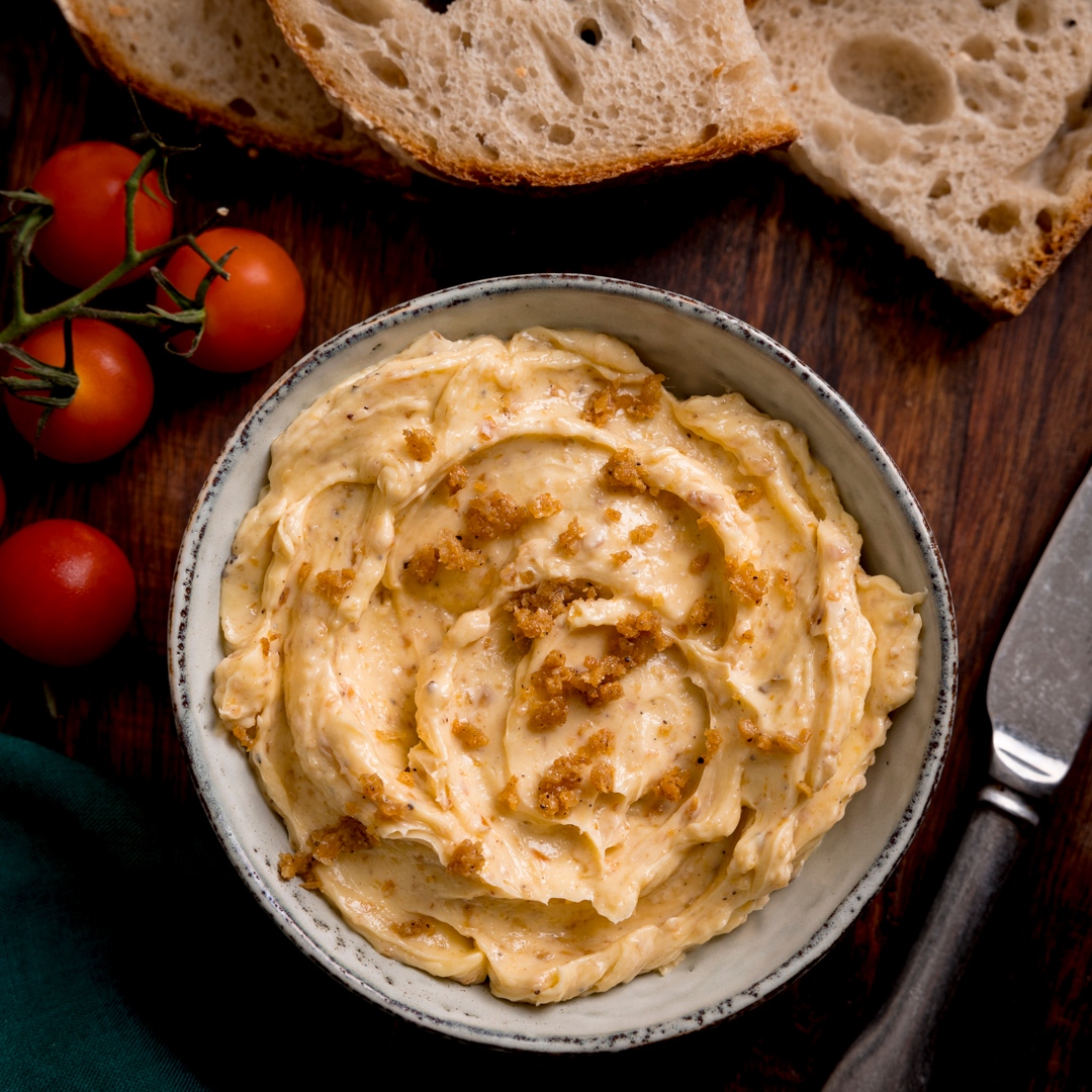 KitchenSanc2ary's tweet photo. Creamy, salted #butter, packed with delicious savoury flavour from crumbled roasted chicken skin. 
It's the ultimate accompaniment to freshly baked bread, or as a topping for steamed vegetables. 😋
⁠https://t.co/6Vyp9I7dm1
#flavouredbutter #flavoredbutter https://t.co/ABQW3mk3XF