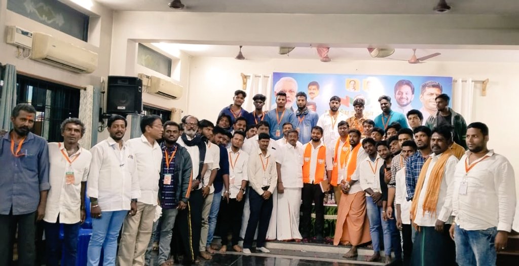 "இளைஞர்களும் Social media வும்" என்னும் தலைப்பில் மத்திய சென்னை கிழக்கு மாவட்ட இளைஞர் அணியினருக்கு கருத்துகளை பகிர்ந்து கொண்டேன்...

இது தாங்க நேரம், இனி எல்லாம் மாறும்💥💪 <a href="/annamalai_k/">K.Annamalai</a> <a href="/ShivaaBJYM/">Ramesh Shivaa</a> <a href="/Tejasvi_Surya/">Tejasvi Surya</a>