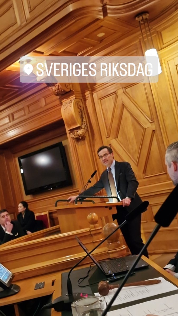 Sveriges statsminister, Ulf Kristersson, talar vid Sverigedemokraternas gruppmöte i riksdagen.